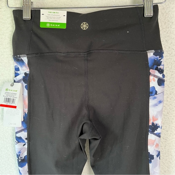Gaiam The OM Fit Cropped Leggings women’s S in tap shoe black meadow print new - Picture 10 of 16